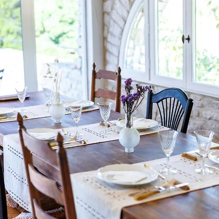 Couette-café ô Mas De Mèze 3*